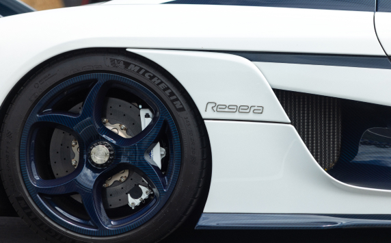 A close up of the back wheel of a 2022 Koenigsegg Regera